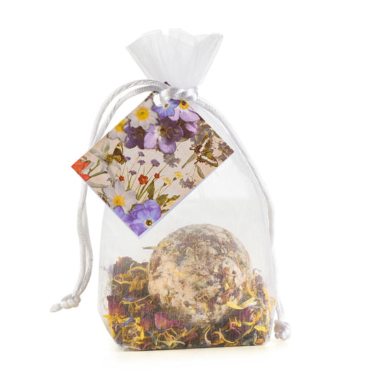 Vegane Badekugel Alpenblume mit Blüten im Organzabeutel