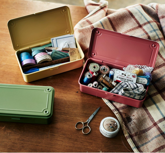 Coralfarbene, gelbe und grüne Toyo Metall-Aufbewahrungsboxen, gefüllt mit Nähzubehör