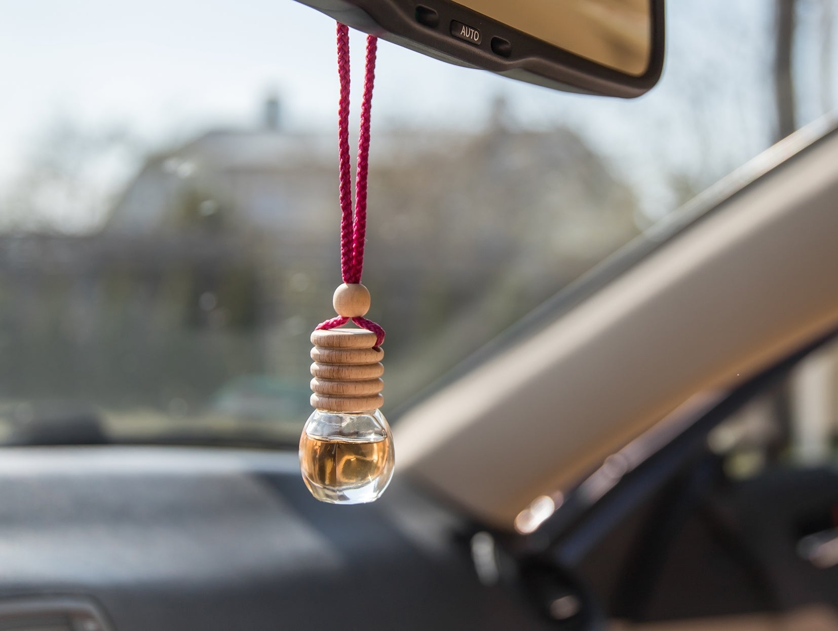 Autoduft auf dem Rückspiegel im Auto aufgehängt