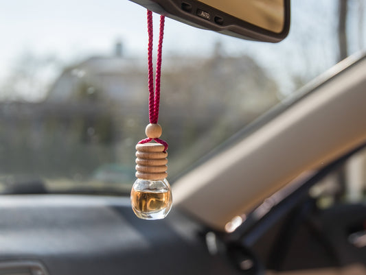 Autoduft auf dem Rückspiegel im Auto aufgehängt