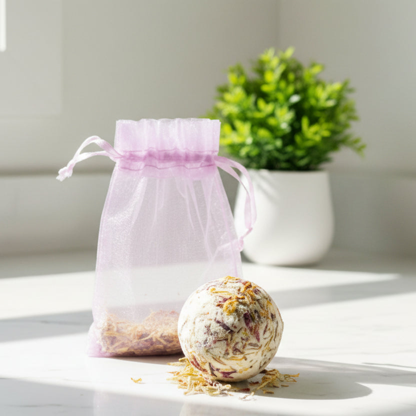 Vegane Badekugel mit dekorativer Organzasäckchen, im Badezimmer
