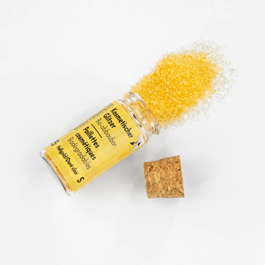 Bio Glitzer Hellgold auf weissem Hintergrund - Beauty Geschenk und Party Schimmer