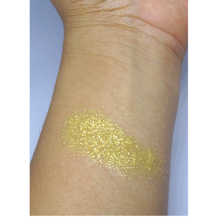 Goldener Glitzer auf der Haut – warmer, funkelnder Glow mit intensiver Strahlkraft.
