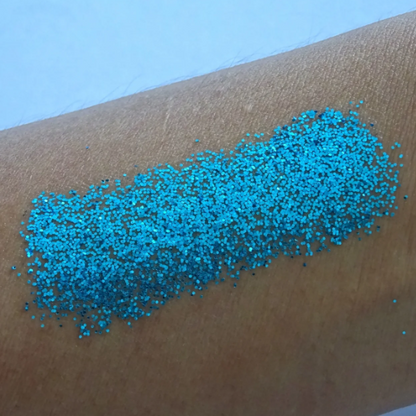 Blauer Glitzer auf der Haut – kühler, leuchtender Schimmer mit auffälligem Funkeln.