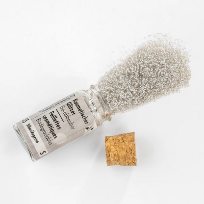 Bio Glitzer Silber auf weissem Hintergrund - für Haut und Haare