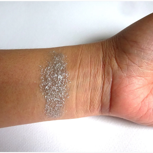 Silberner Glitzer auf der Haut – feiner, heller Schimmer mit spiegelndem Effekt.