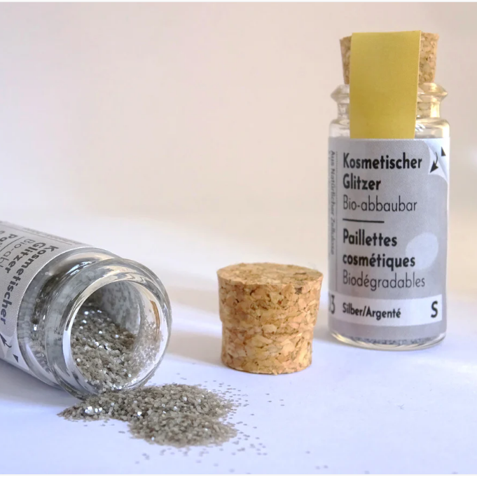 Eco Glitzer Silber in seiner Korkflasche auf weissem hintergrund - Party-Ready Beauty Geschenk