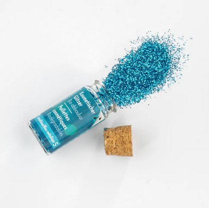 Bio Glitzer Metallblau auf weissem Hintegrund - für Party Make Up