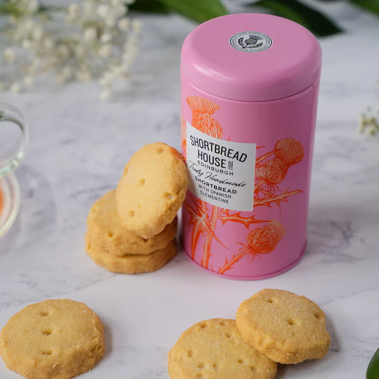 Pinkfarbene Geschenkdose mit handgeschnittenem schottischem Buttergebäck mit frischem Clementinenaroma