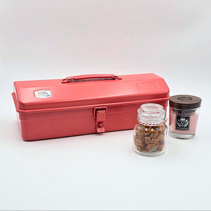 Koralfarbene Y-350 Toyo Werkzeugbox, Rahmcaramel im Geschenkglas, romantische Duftkerze