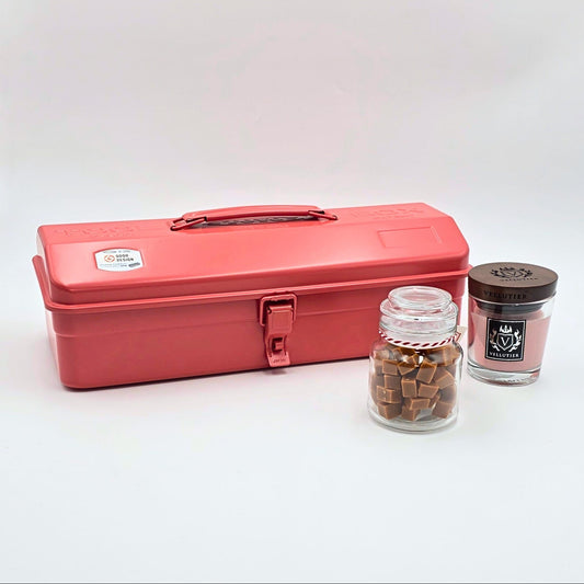 Koralfarbene Y-350 Toyo Werkzeugbox, Rahmcaramel im Geschenkglas, romantische Duftkerze