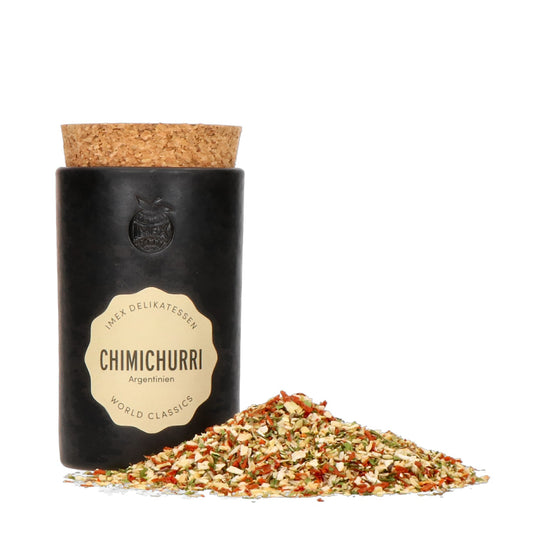 Schwarzer Gefäss mit aromatischer Chimichurri Sauce aus Argentinien, frische Kräuter und Gewürze sichtbar