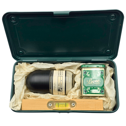 Geschenkbox für ihn in grüner Metallbox mit Minzbonbons, Deo und Wasserwaage – stilvolles, humorvolles Geschenk