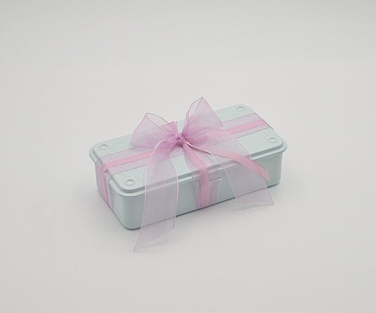 Getscherfarbene Geschenkbox mit rosa Schleife