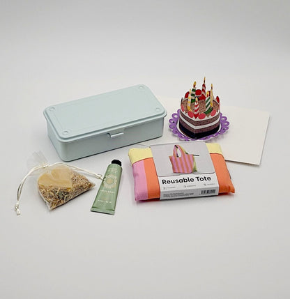 Geschenkbox Cool Summer Taste  umgeben von den enthaltenen Produkten
