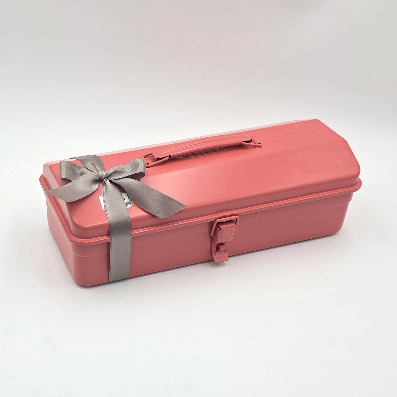 Daily Rituals Geschenkbox - Toyo Steel Werkzeugbox in der Farbe Koralle mit eleganter Schleife