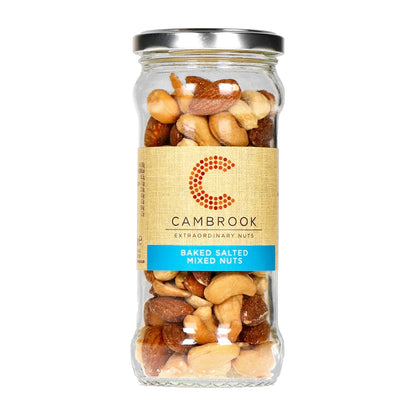 Knuspriger, salziger Nussmix aus Cashews, Mandeln und Erdnüssen in Glasverpackung.