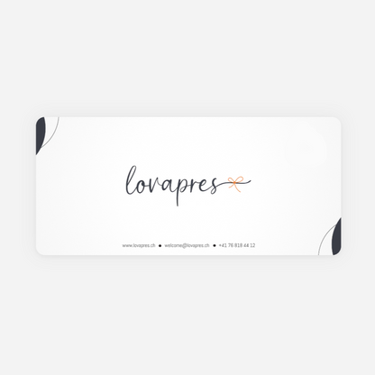 Rückseite der Gutscheinkarte mit lovapres Logo und Kontaktmöglichkeiten