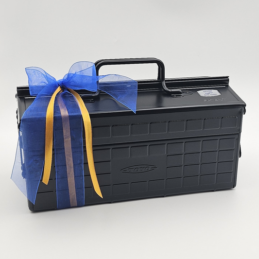 Grosse schwarze Geschenkbox mit blauer Schleife