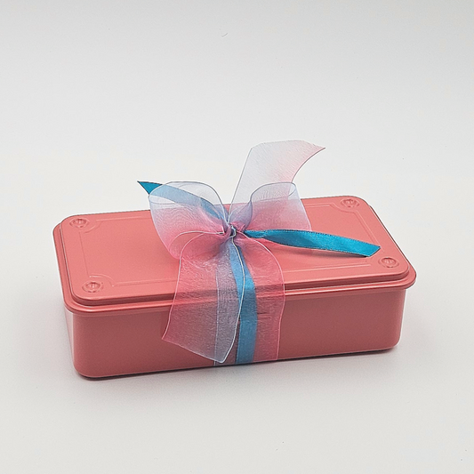 Kleine Rosa Geschenkbox mit Blaue Schleife