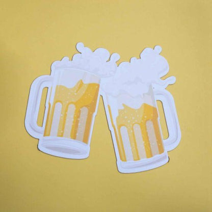 Grusskarte „Bier gelb“ mit stilisiertem Bierglas-Design