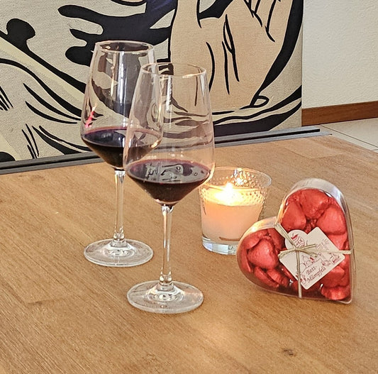 Herzschokolade in Geschenkbox – serviert mit Wein und Kerzenschein