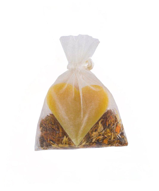 Haslinger Honig Seife in Herzform, verpackt im zarten Organzasäckchen