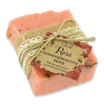 Handgemachte kaltgerührte Schafmilchseife mit Wildrosenduft und Rosenblättern, dekorativ verpackt, ideal für trockene und empfindliche Haut