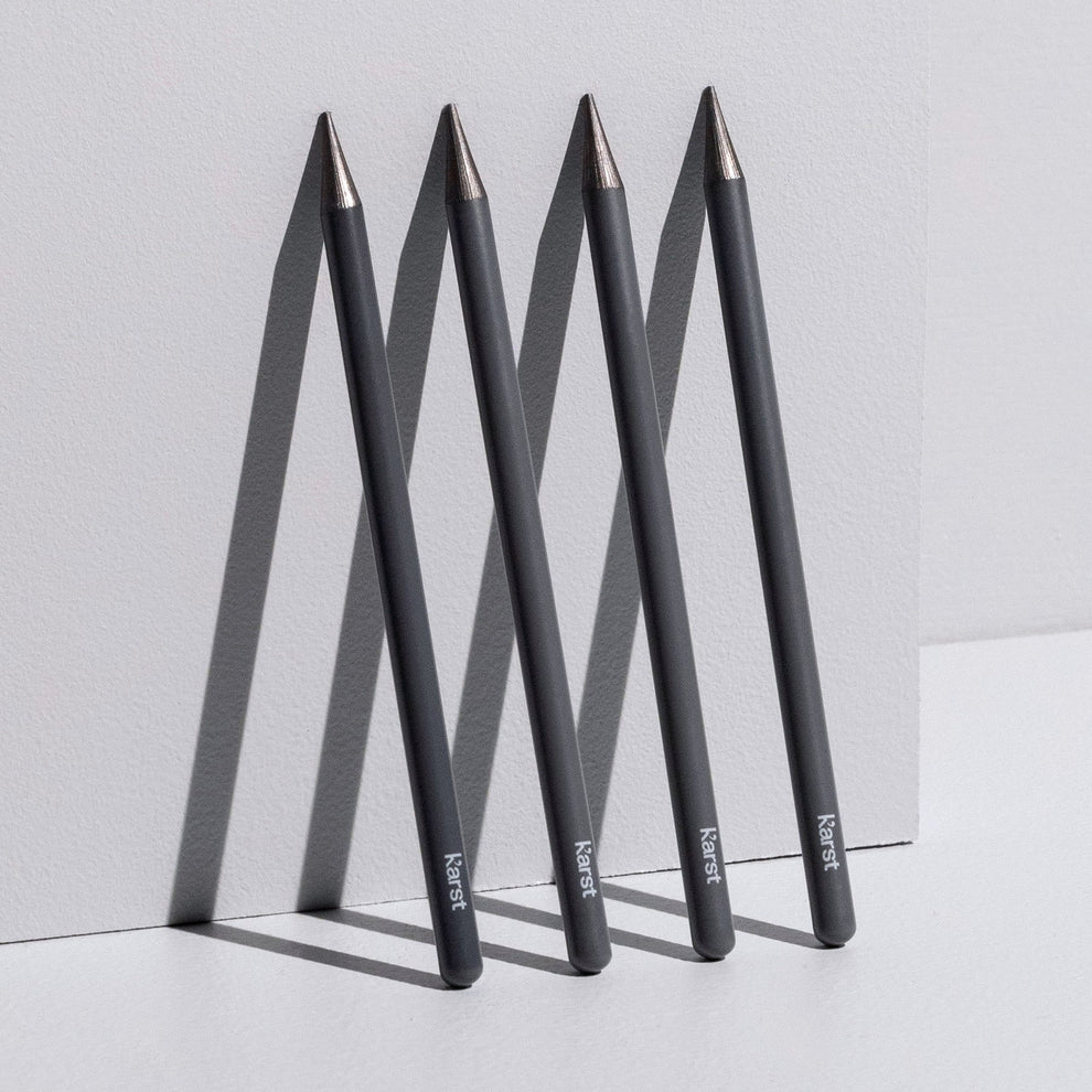 Ein eleganter Karst Graphitstift aus massivem Material mit matter Schutzschicht für saubere Hände beim Zeichnen.