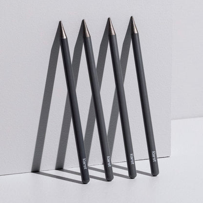 Ein eleganter Karst Graphitstift aus massivem Material mit matter Schutzschicht für saubere Hände beim Zeichnen.