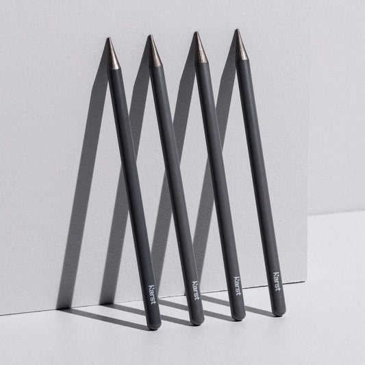 Ein eleganter Karst Graphitstift aus massivem Material mit matter Schutzschicht für saubere Hände beim Zeichnen.