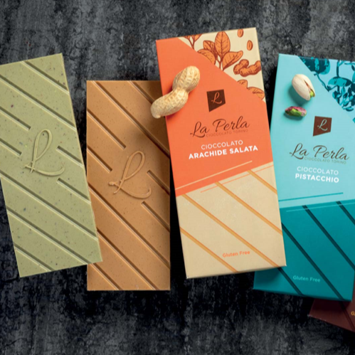 Zwei La Perla Schokoladentafeln – Pistazie und Erdnuss, verpackt und offen präsentiert