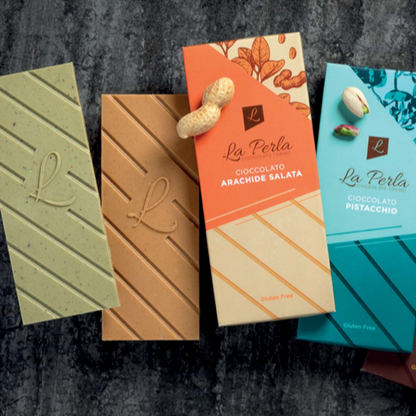 Zwei La Perla Schokoladentafeln – Pistazie und Erdnuss, verpackt und offen präsentiert