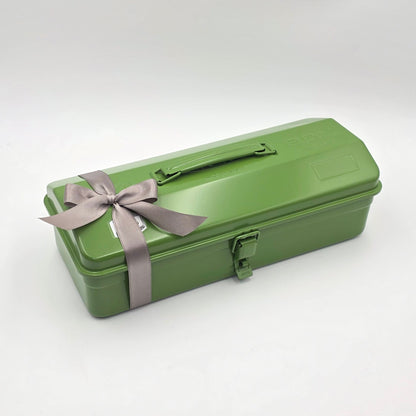 Grüne Toyo Steel Metallbox als Geschenk verpackt mit Schleife