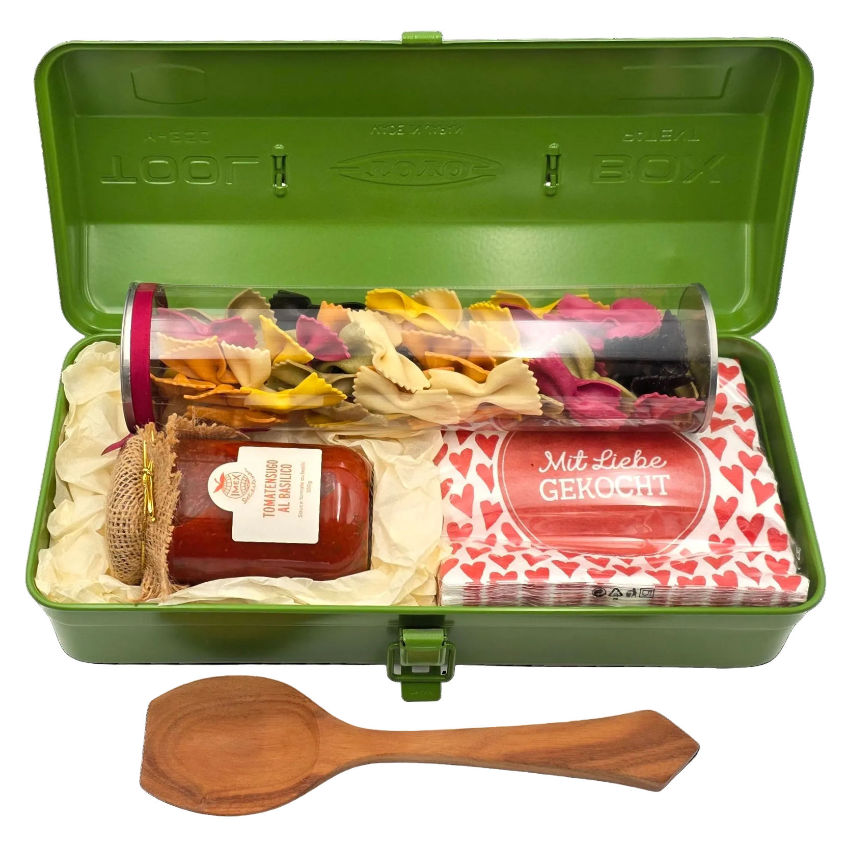Grüne Toyo Stahlbox gefüllt mit Tomatensauce, bunte Farfalle, Holzlöffel und Serviette - perfektes Geschenk für Hobbyköche