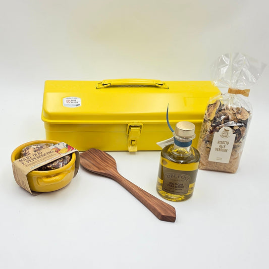 Geschenkbox mit Risotto, Olivenöl und Gewürzen in gelber Toyo Y-350 Toolbox – Geschenk für Kochliebhaber.