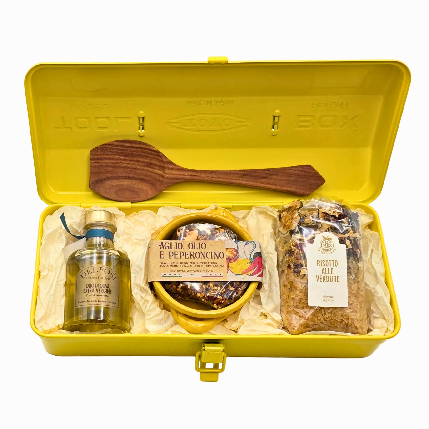 La Cucina Risotto Edition Geschenkbox in geöffneter gelber Toyo Y-350 Toolbox mit Risotto, Olivenöl aus Toskana, Gewürzmischung und Holzlöffel.