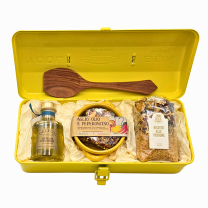 La Cucina Risotto Edition Geschenkbox in geöffneter gelber Toyo Y-350 Toolbox mit Risotto, Olivenöl aus Toskana, Gewürzmischung und Holzlöffel.