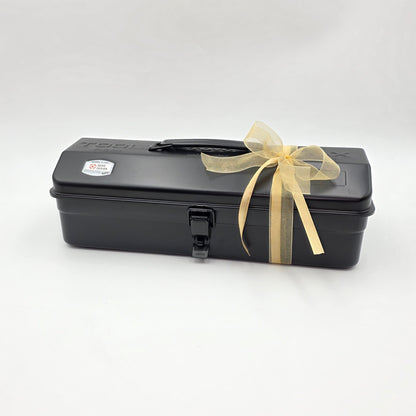 Elegante schwarze Geschenkbox mit goldener Schleife