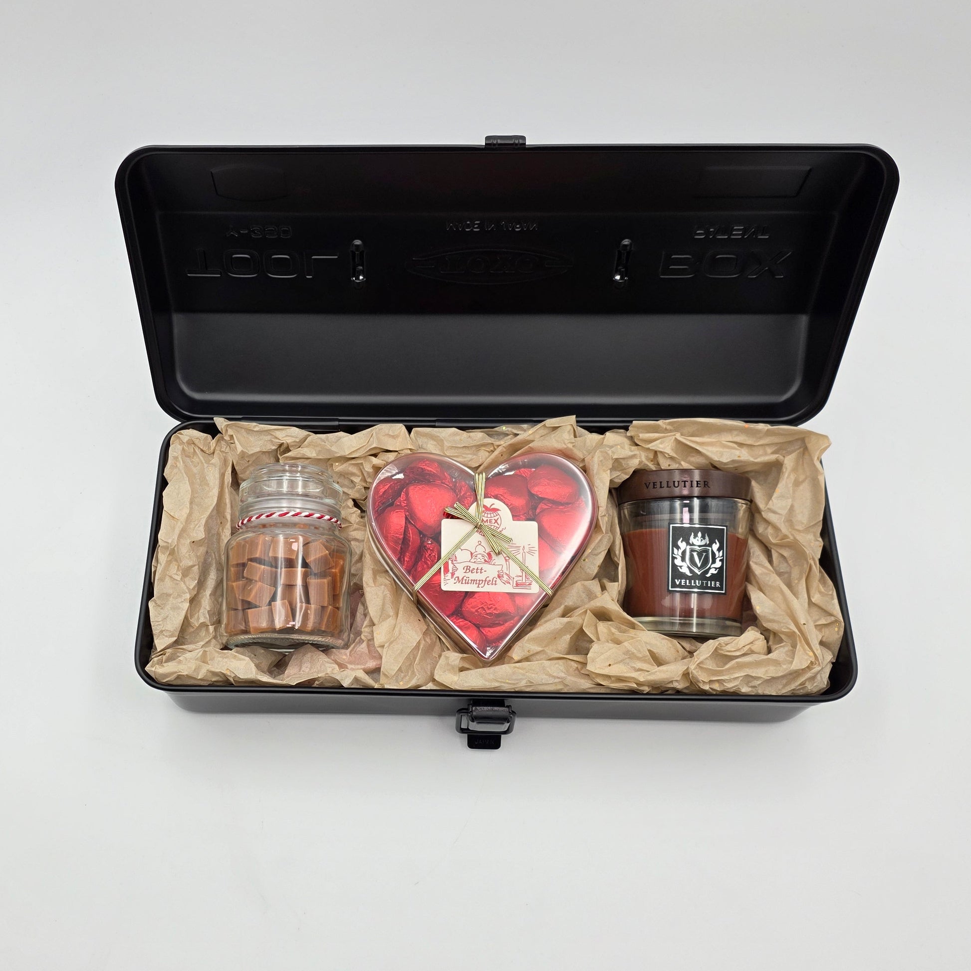 Schwarze Geschenkbx mit Inhalt - romantische Kerze, Rahmcaramel und Schokolade in roter Herzbox