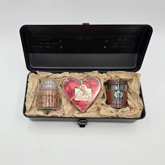 Schwarze Geschenkbx mit Inhalt - romantische Kerze, Rahmcaramel und Schokolade in roter Herzbox