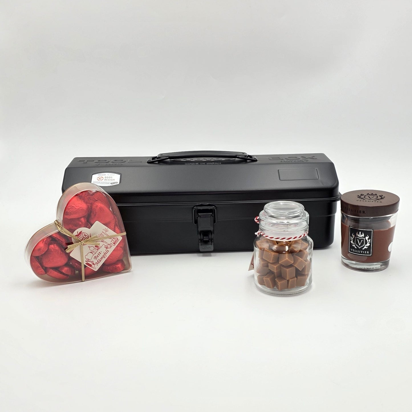 Midnight Kisses Geschenkbox - Toyo Y-350 schwarze Werkzeugbox mit Inhalt im Vordergrund