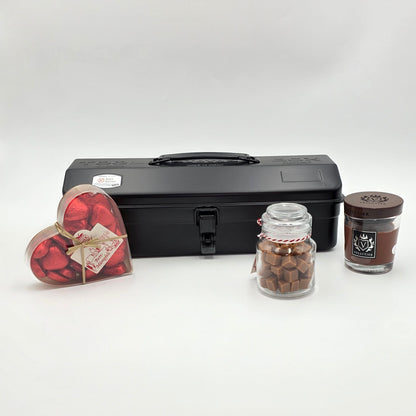 Midnight Kisses Geschenkbox - Toyo Y-350 schwarze Werkzeugbox mit Inhalt im Vordergrund