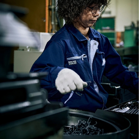 Ein Mitarbeiter bei der Herstellung der TOYO Werkzeugkästen
