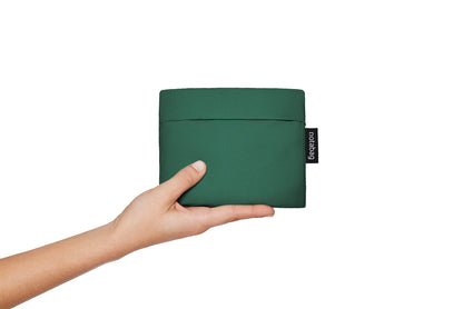 Vielseitige Notabag, dunkelgrün, wandelbar zwischen Tasche und Rucksack, perfekt für unterwegs und Alltag.