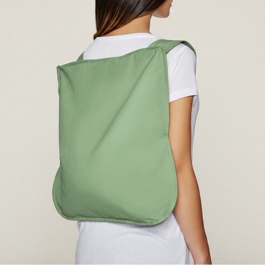 Nachhaltige Olivgrüne Notabag Tasche als Rucksack getragen