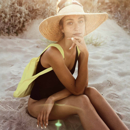 Notabag als Rucksack am Strand getragen