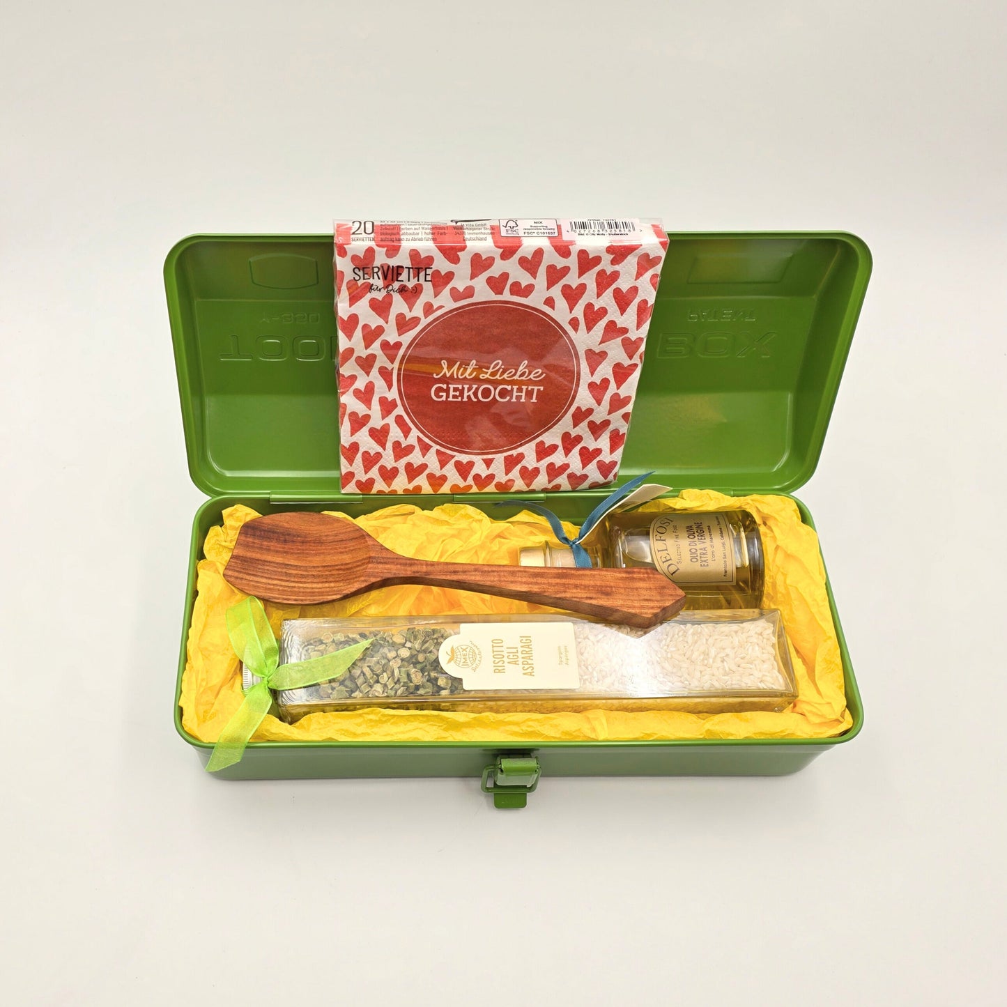 Olive You Geschenkbox offen mit italienischen Spezialitäten für gemeinsames Kochen