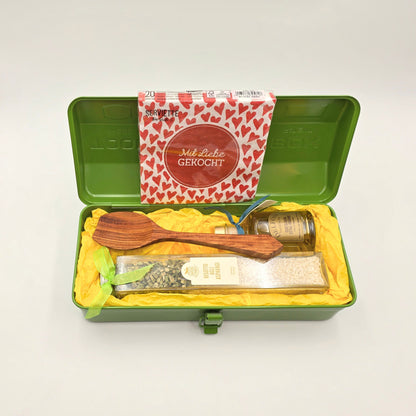 Olive You Geschenkbox offen mit italienischen Spezialitäten für gemeinsames Kochen