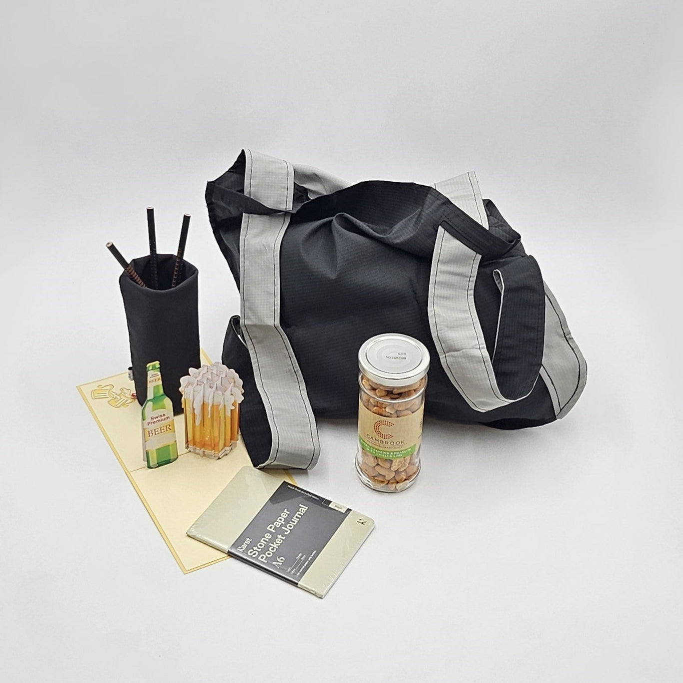 On The Go Geschenktasche umgeben von den enthaltenen Produkten